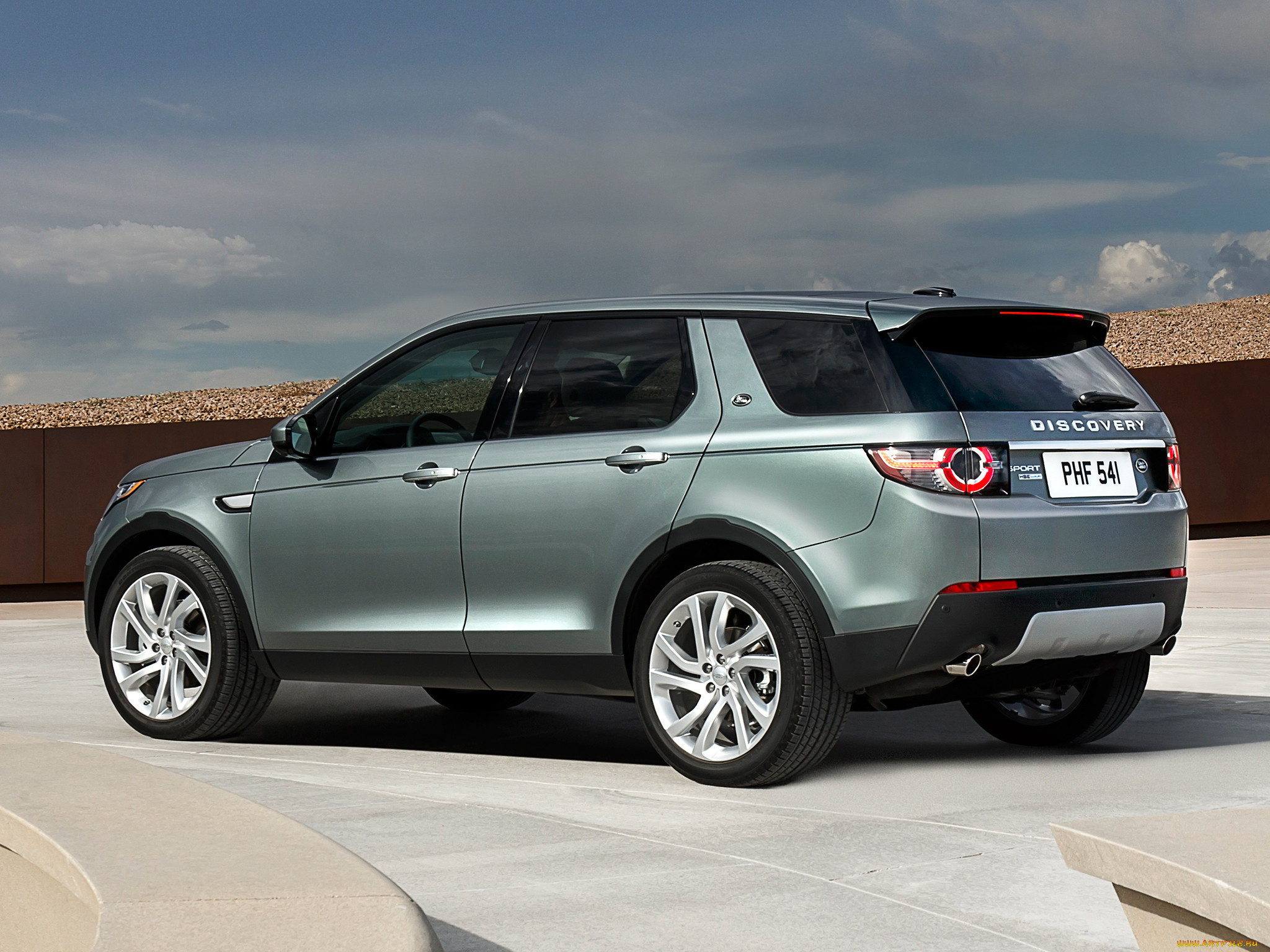 Купить новый дискавери. Land Rover Discovery Sport l550. Land Rover Discovery Sport 2015. Люнд Ровно Дискавери спорт. Range Rover Discovery Sport 2015.
